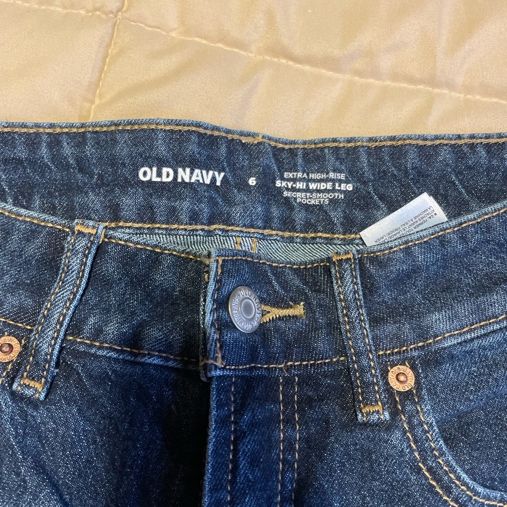 Women’s size 6 Old navy wide leg jeans.